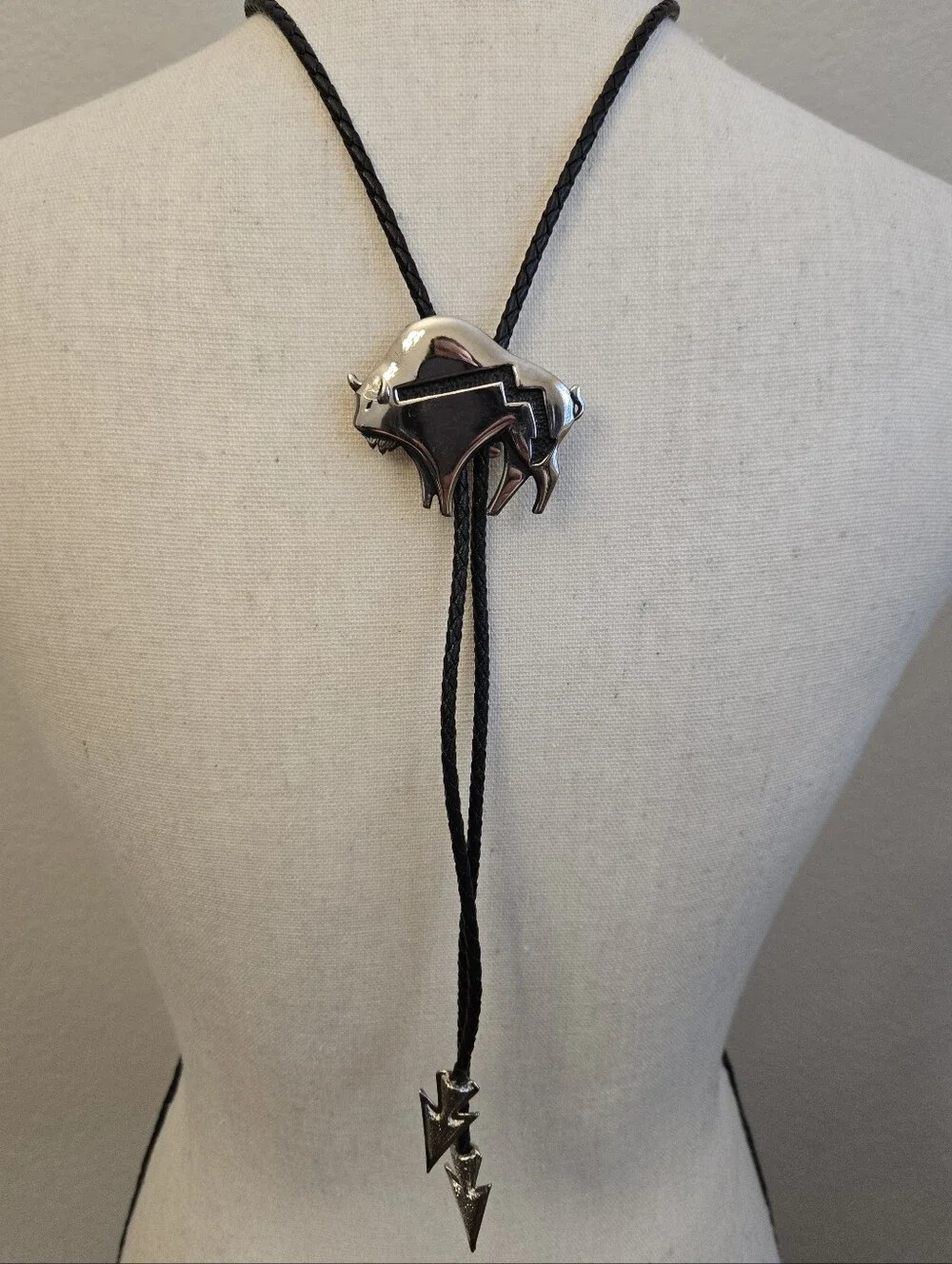 Bolo Tie Silver Tone Bull Black Arrow Cut Out Arrows As Bottom Anchor Western